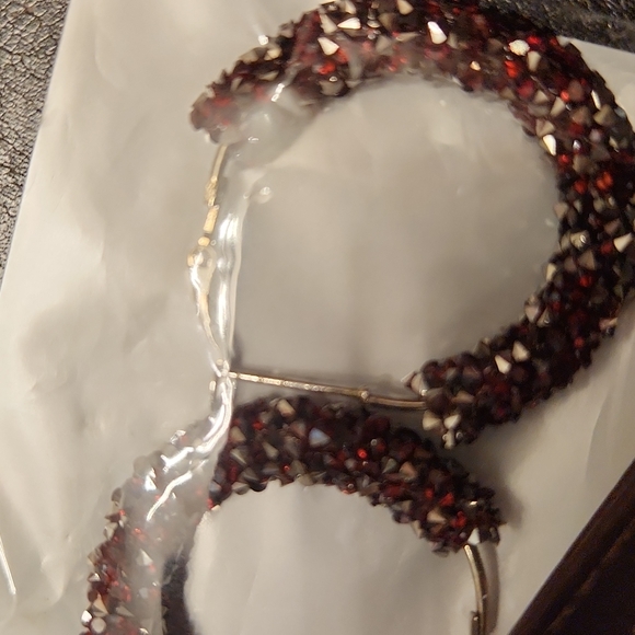 Beautiful sparkling burgundy loop earrings - Picture 3 of 3